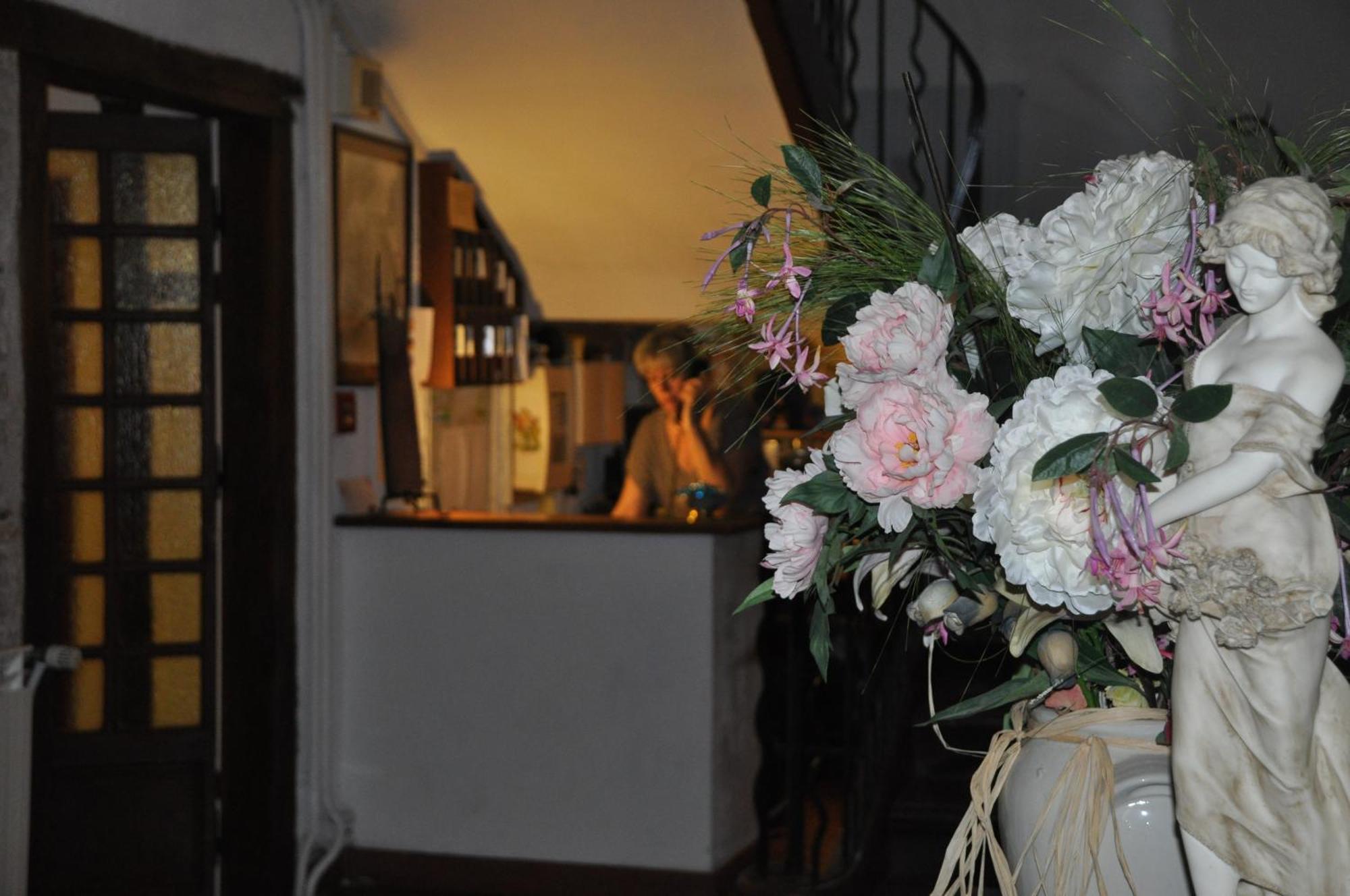 Logis Hostellerie Du Grand Duc Hotel Restaurant Gincla Eksteriør bilde