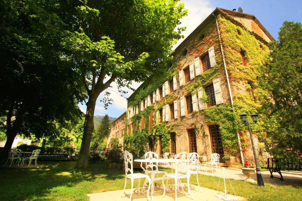 Logis Hostellerie Du Grand Duc Hotel Restaurant Gincla Eksteriør bilde